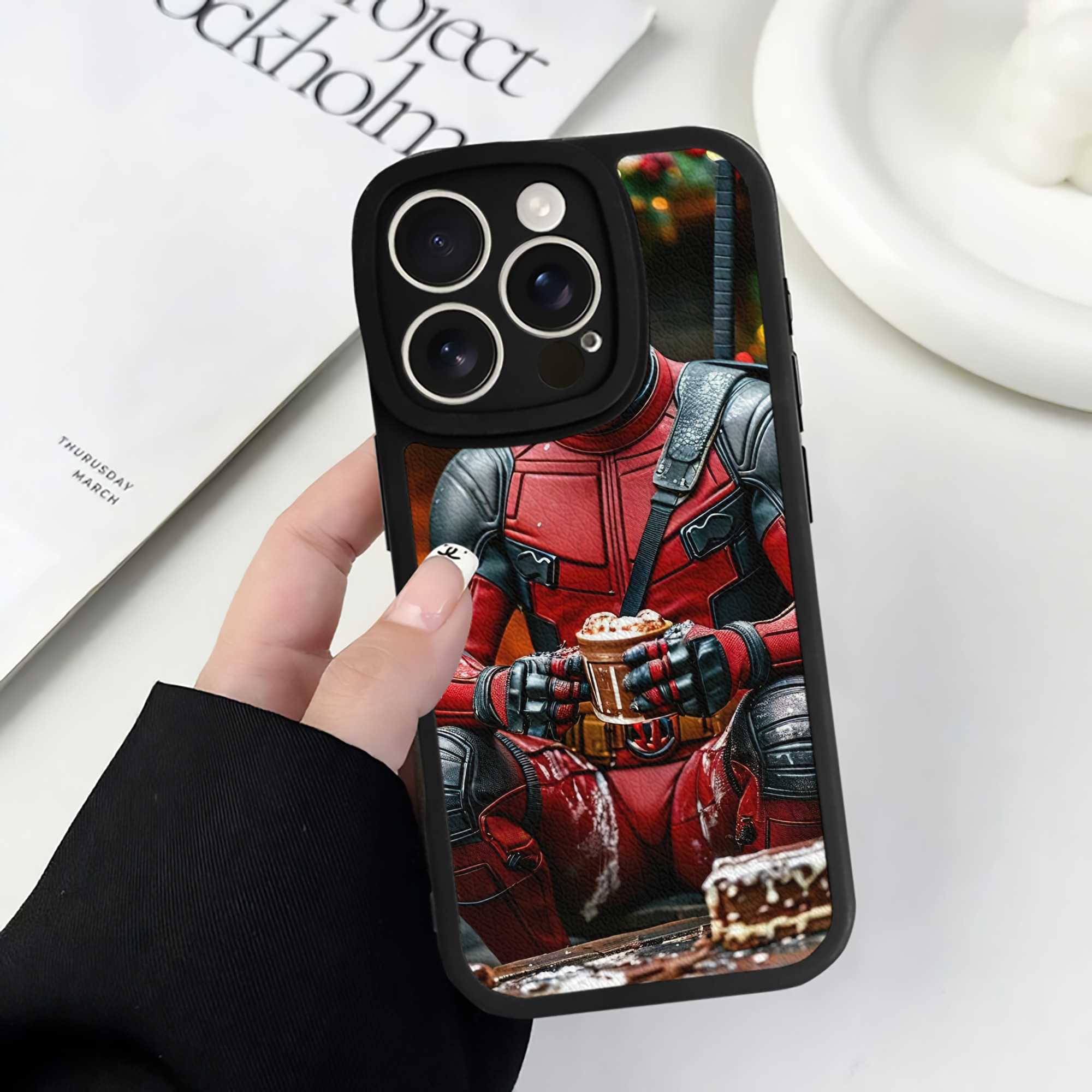 （画像用） Deadpool デッドプール 【iPhone 16シリーズ対応】シリコンスマホケース（レザー調） 材質：シリコン